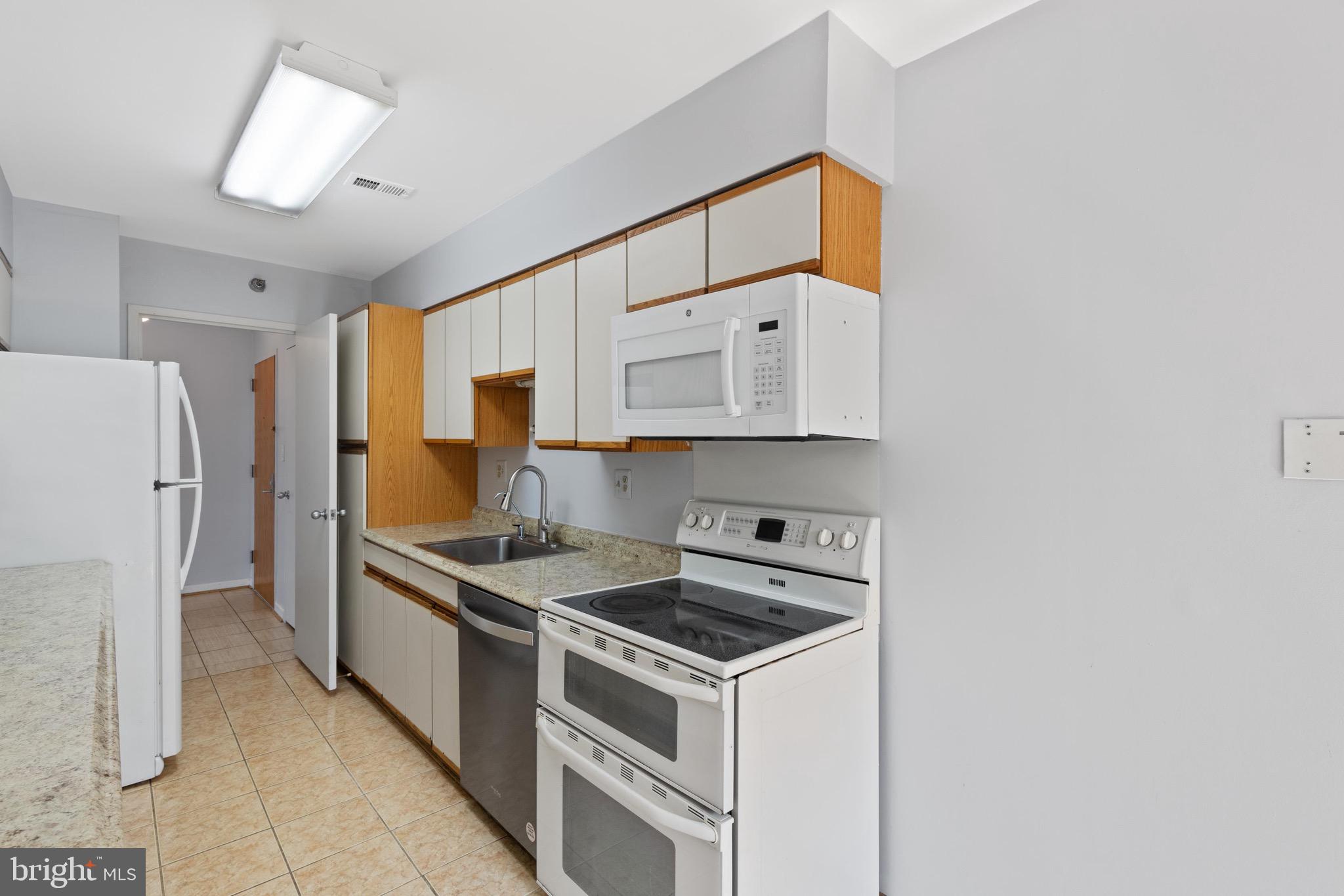 1808 OLD MEADOW ROAD Unit: 1405