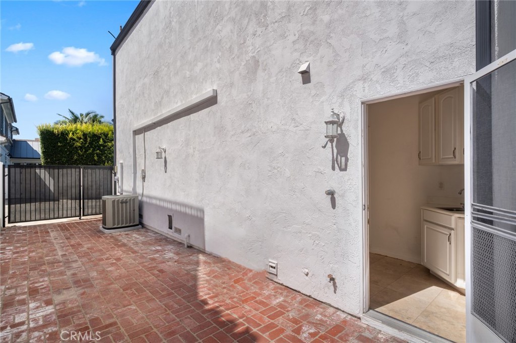 2025 E Balboa