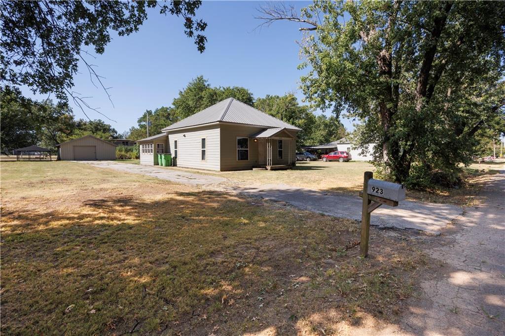 923 E 7th Street