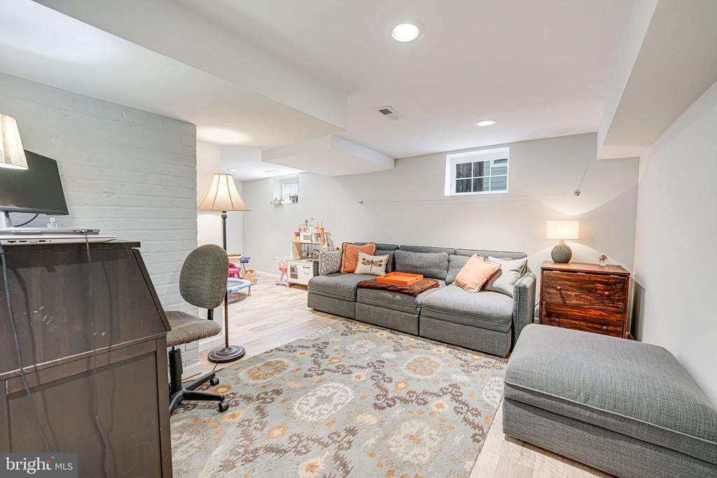 2419 Davis Ave