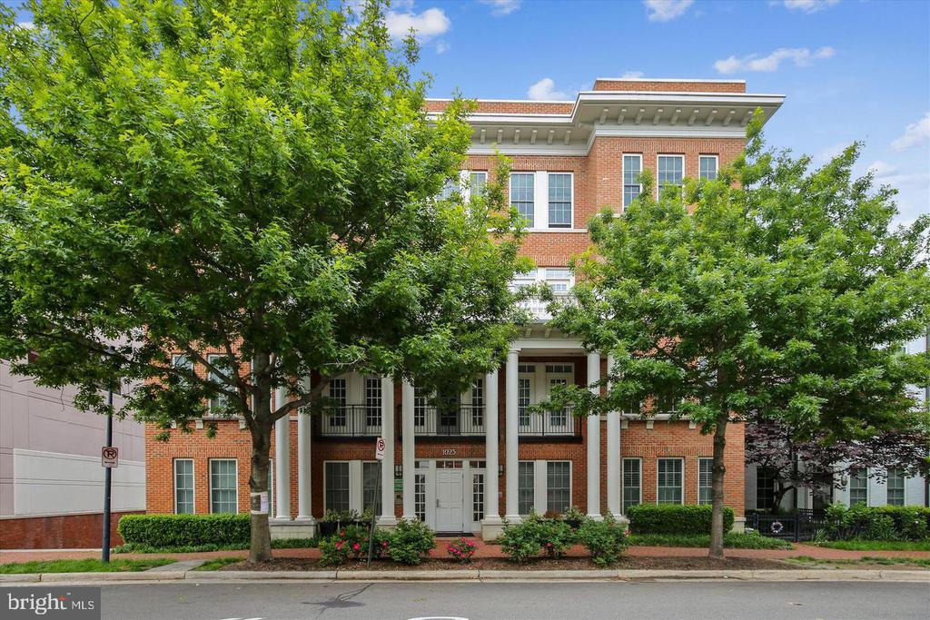 1023 N Royal St #207