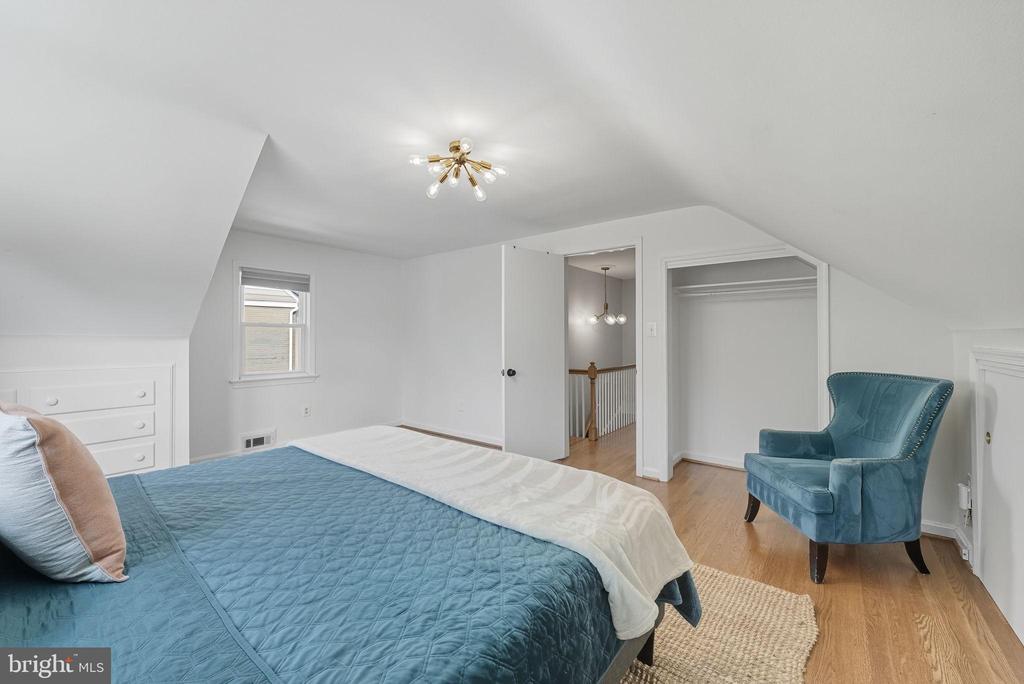 511 CRESTWOOD DRIVE