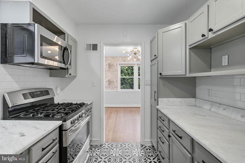 511 CRESTWOOD DRIVE