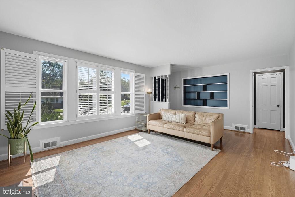511 CRESTWOOD DRIVE