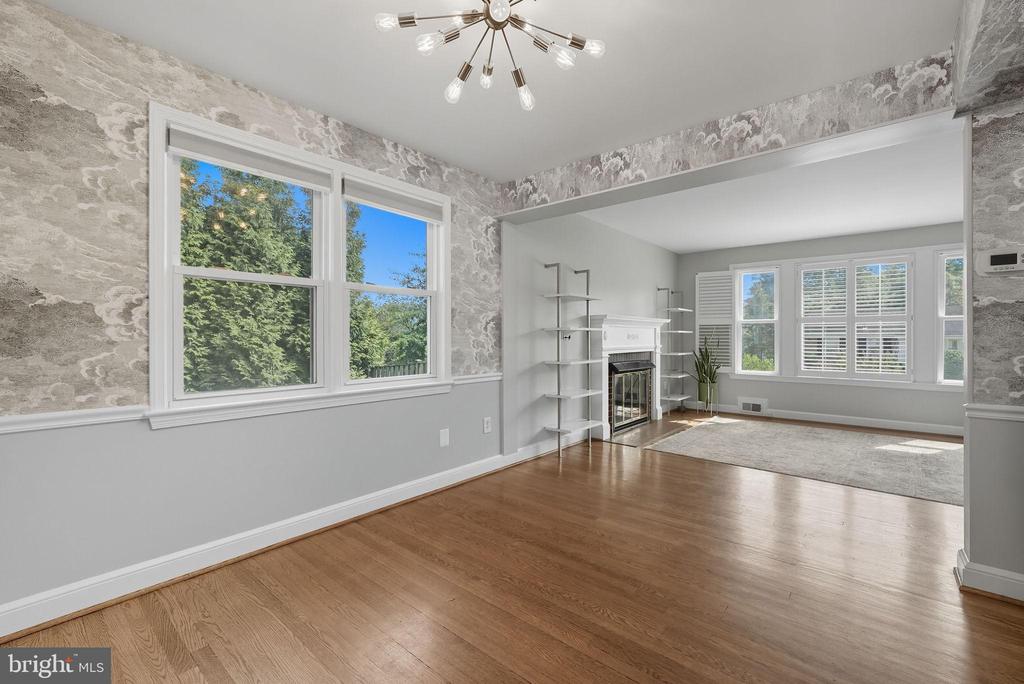 511 CRESTWOOD DRIVE