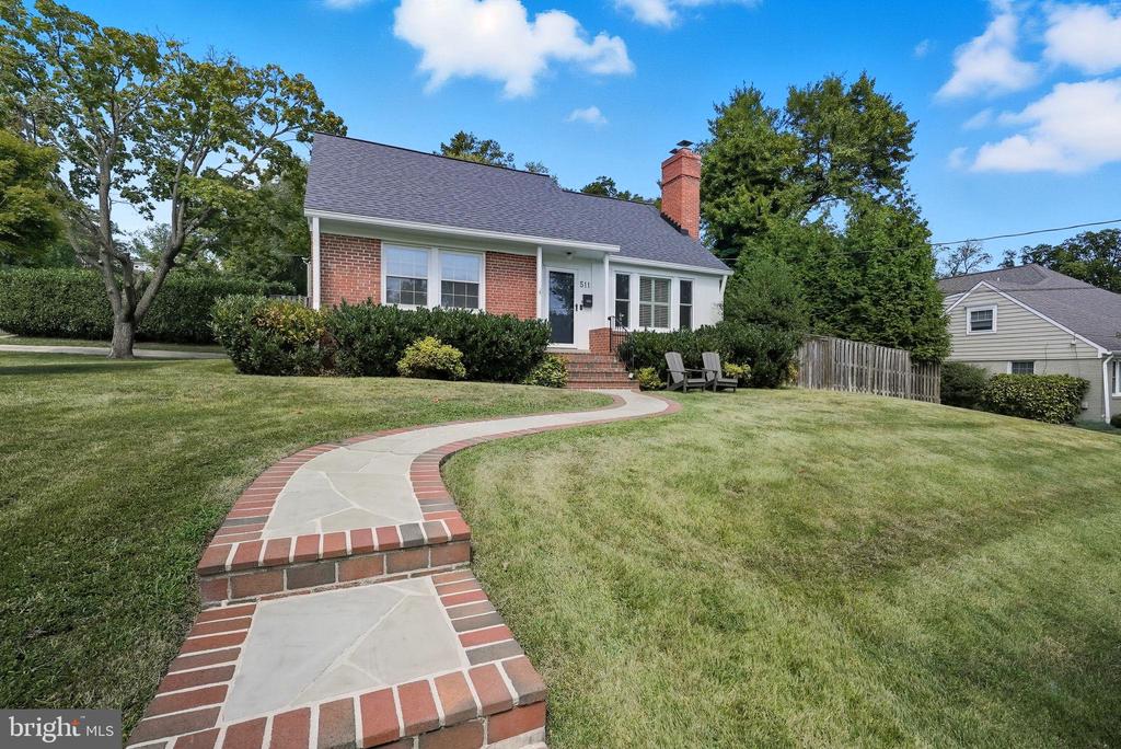 511 CRESTWOOD DRIVE