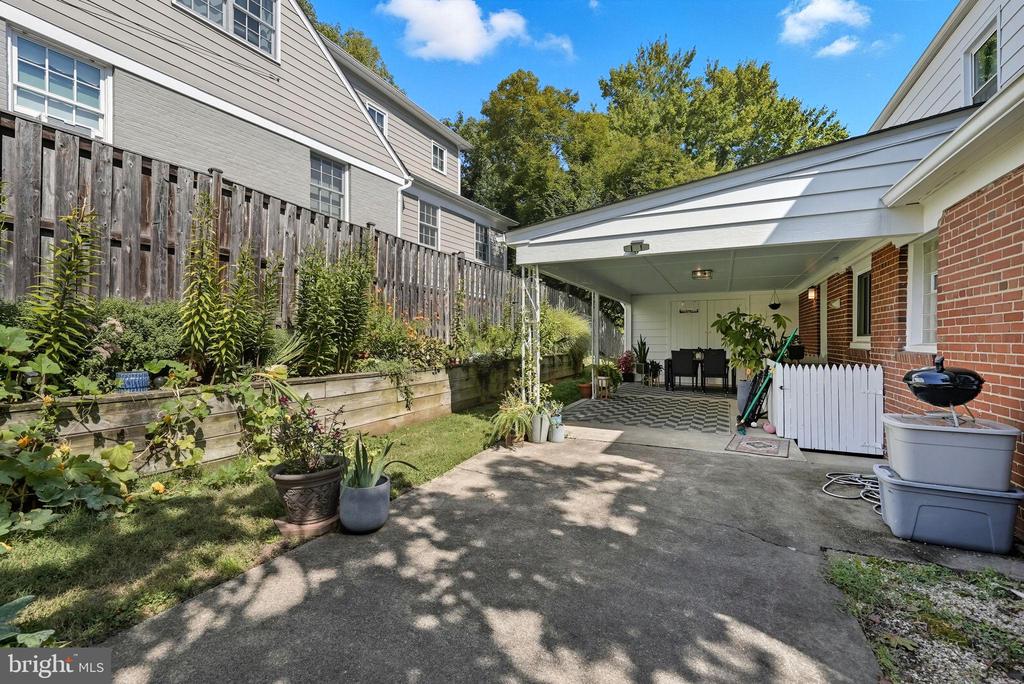 511 CRESTWOOD DRIVE
