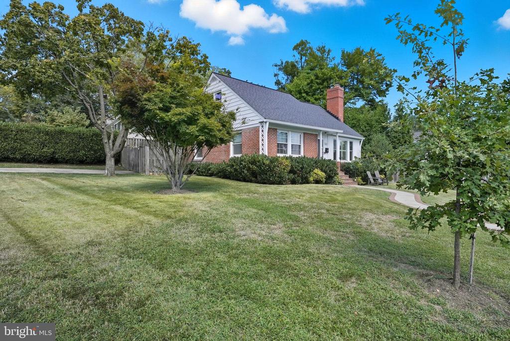 511 CRESTWOOD DRIVE