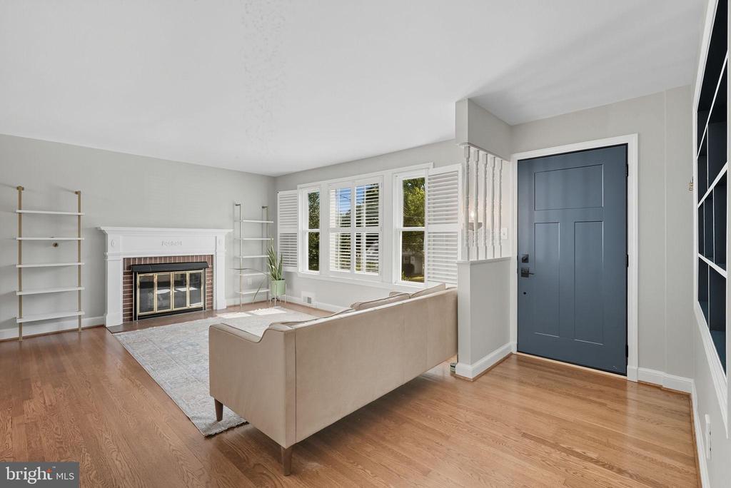 511 CRESTWOOD DRIVE