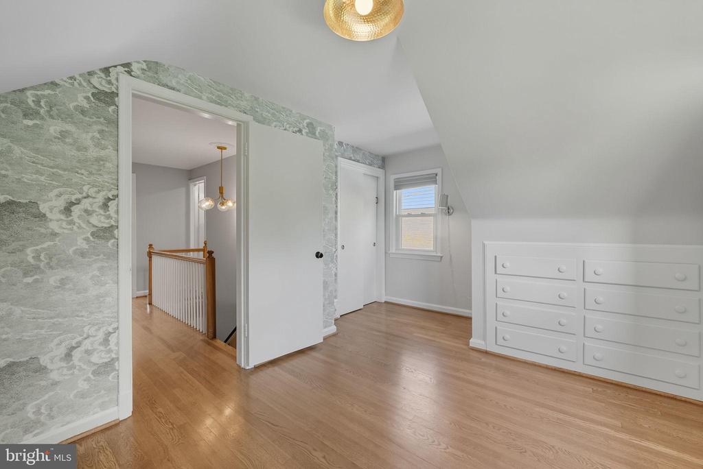 511 CRESTWOOD DRIVE