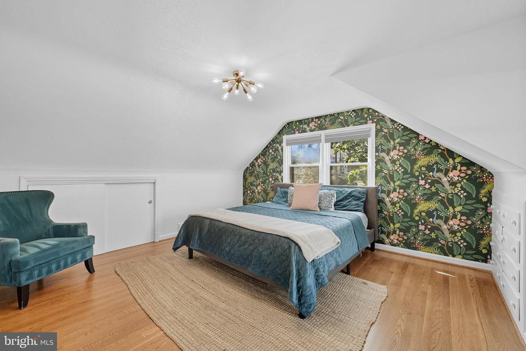 511 CRESTWOOD DRIVE