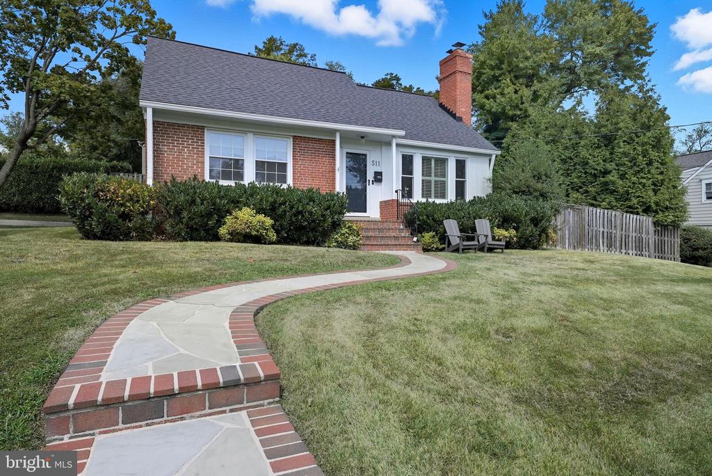 511 CRESTWOOD DRIVE