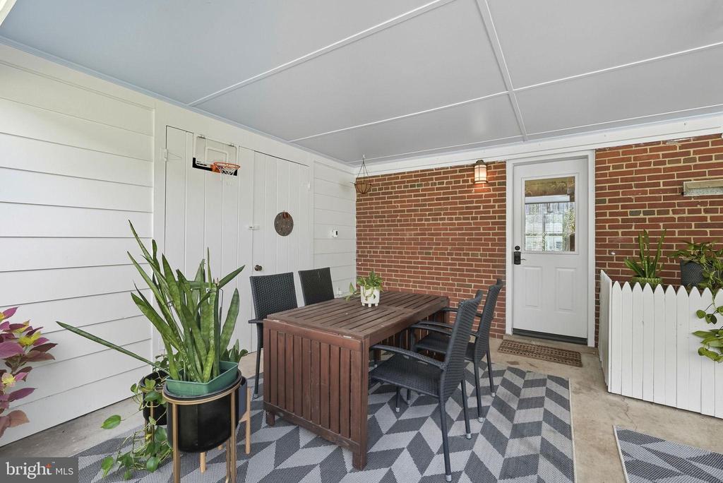 511 CRESTWOOD DRIVE