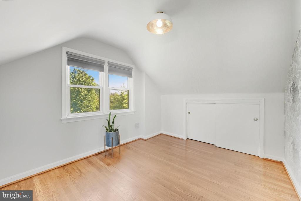511 CRESTWOOD DRIVE