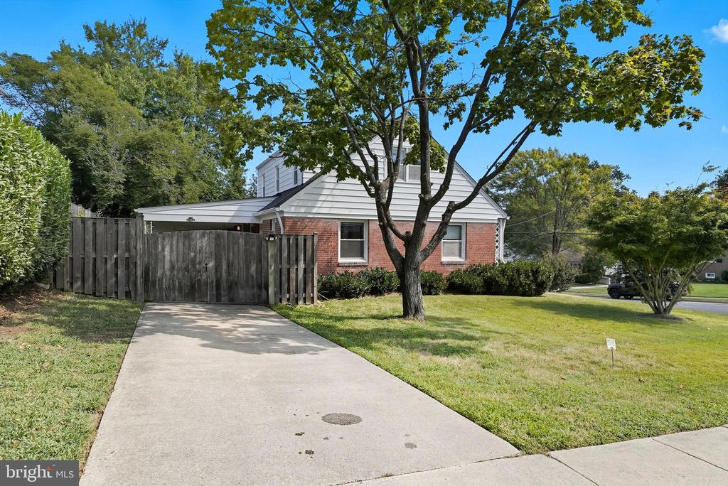 511 CRESTWOOD DRIVE