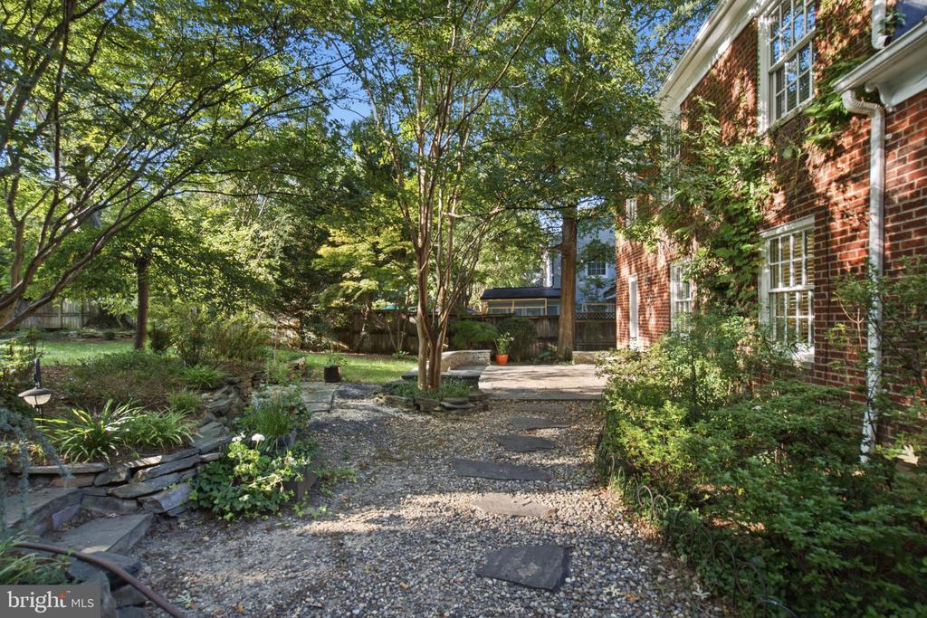 2312 VALLEY DRIVE