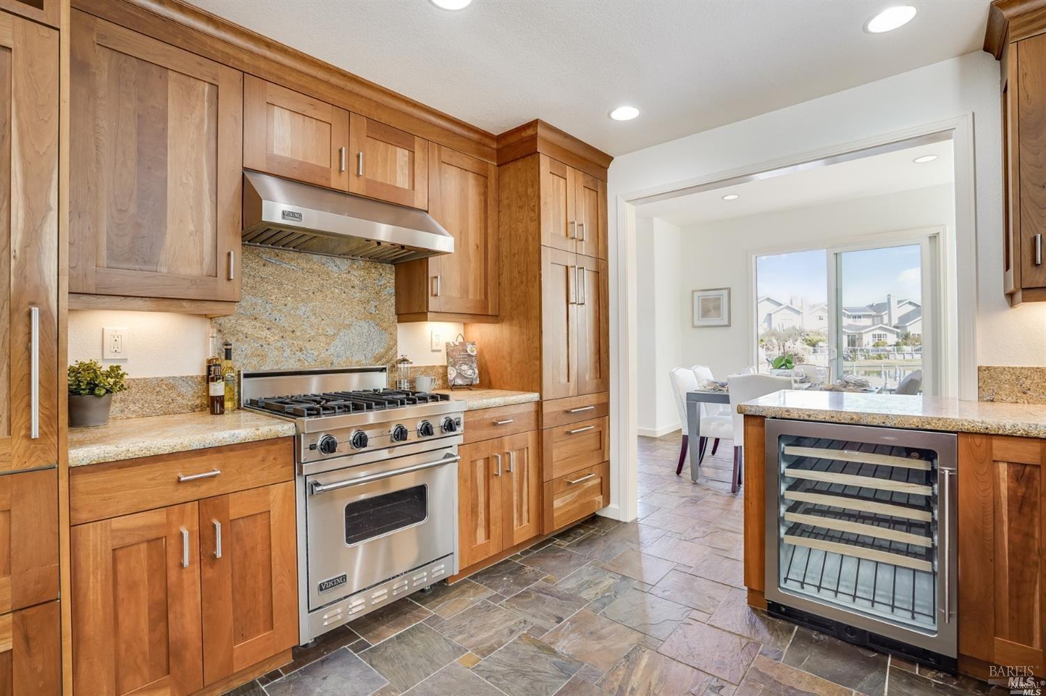 13 Waterside Cir
