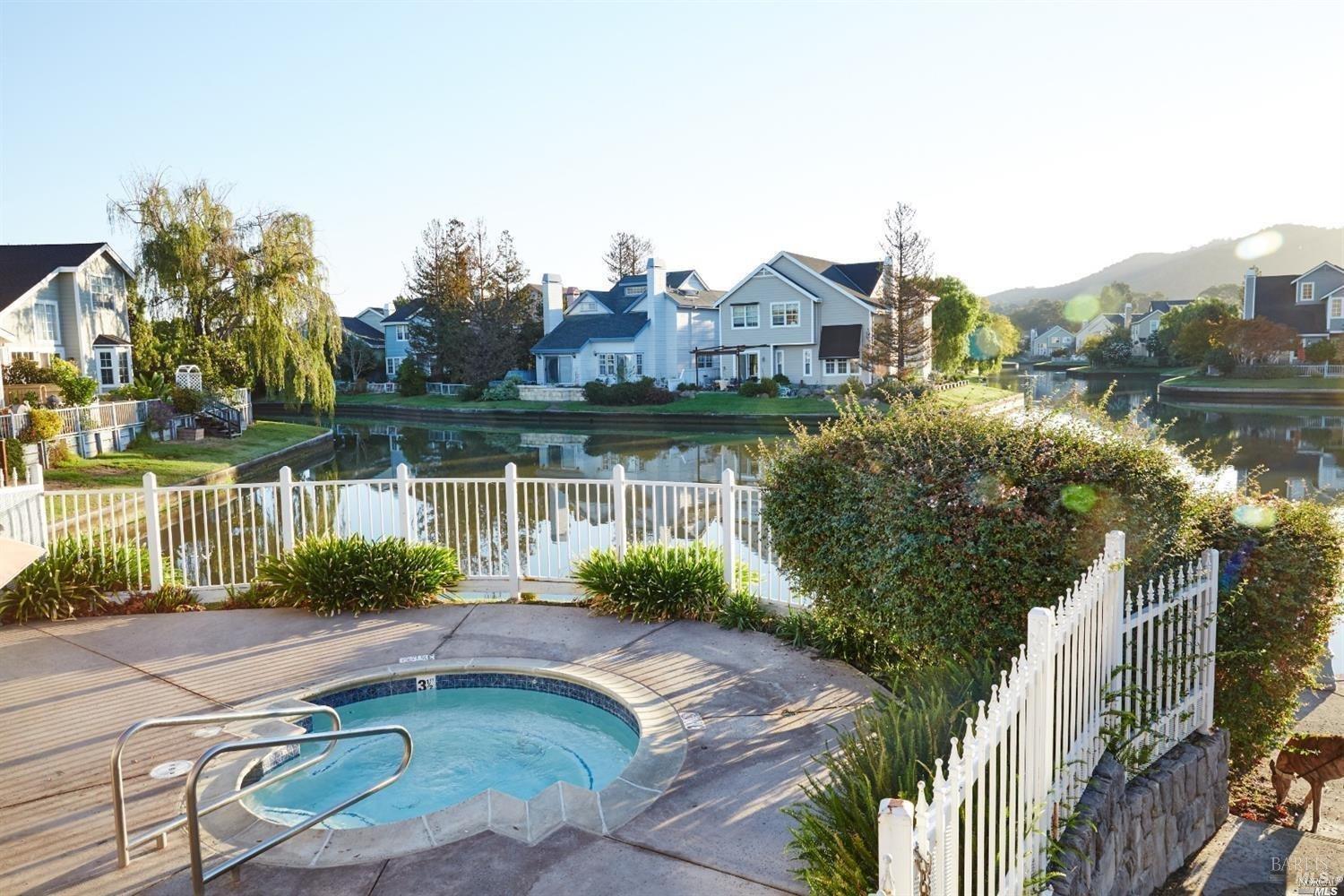 13 Waterside Cir
