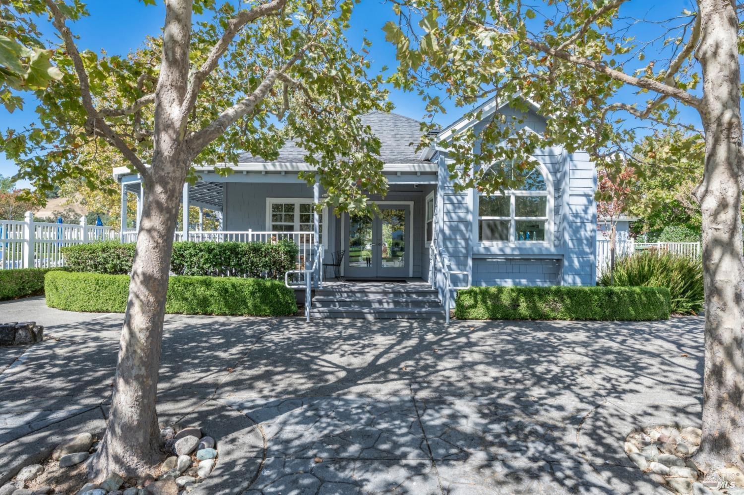 13 Waterside Cir
