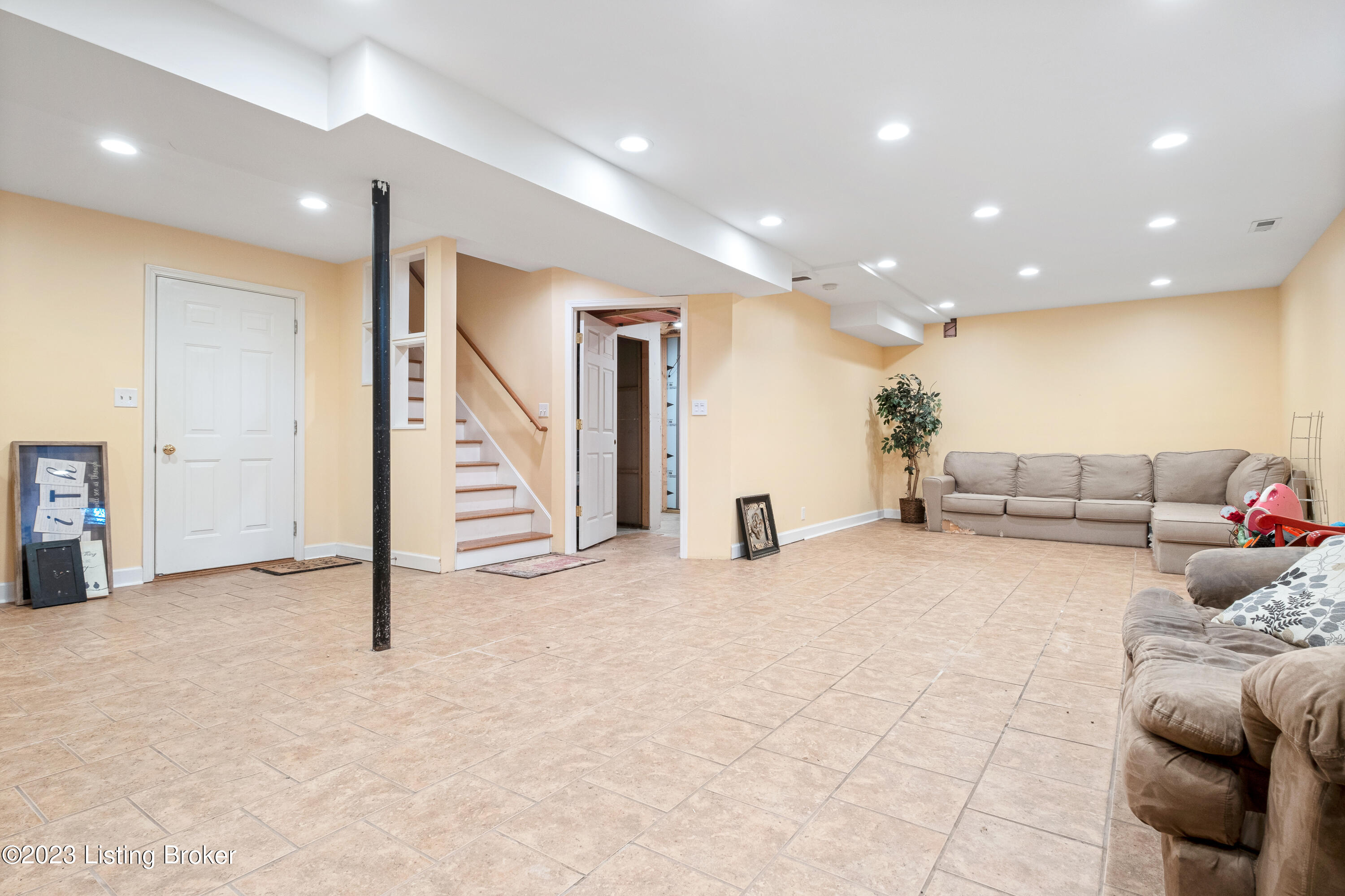 1318 Nightingale Ln