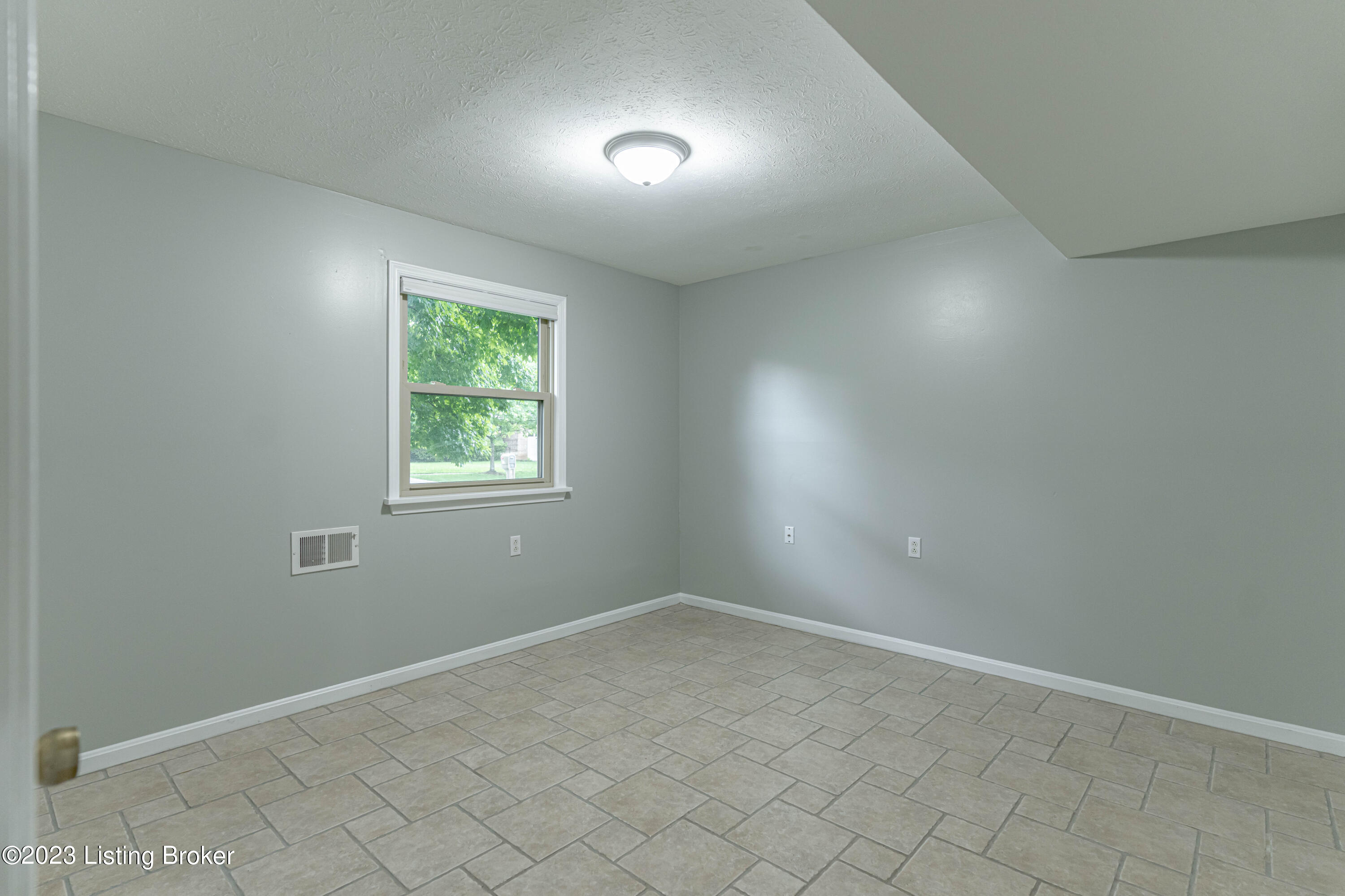 1228 Holsworth Ln