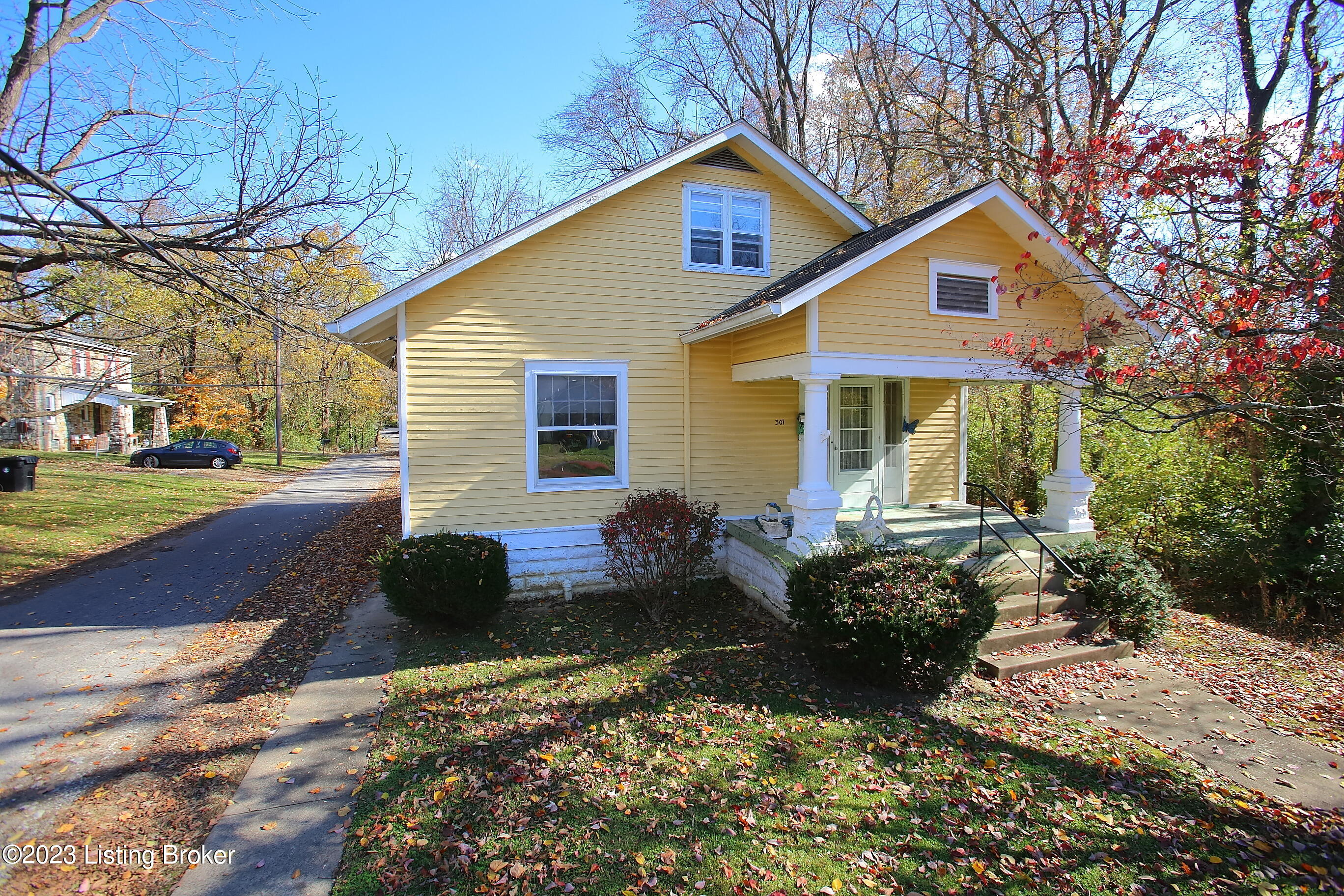 301 Saunders Ave