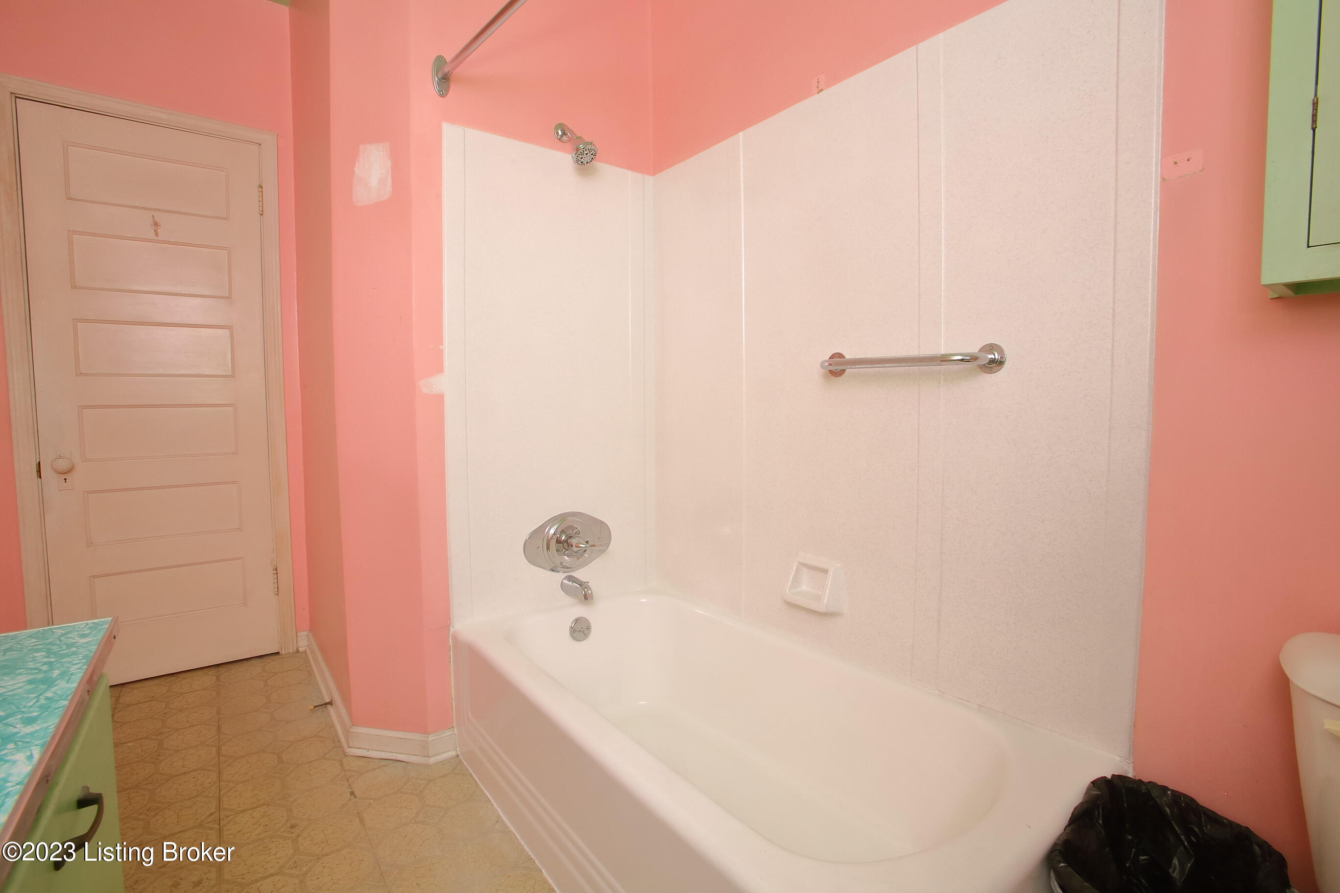 301 Saunders Ave