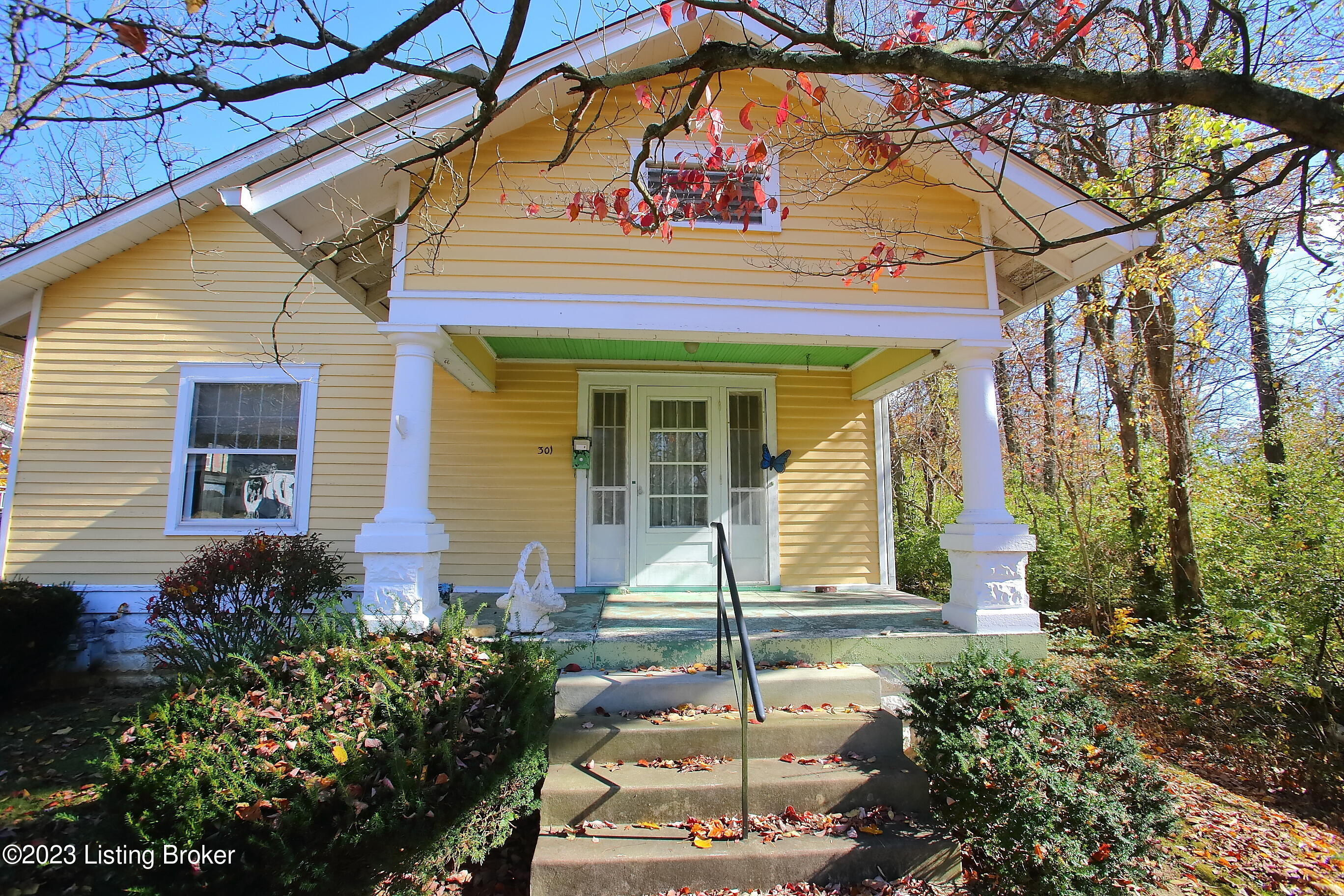 301 Saunders Ave