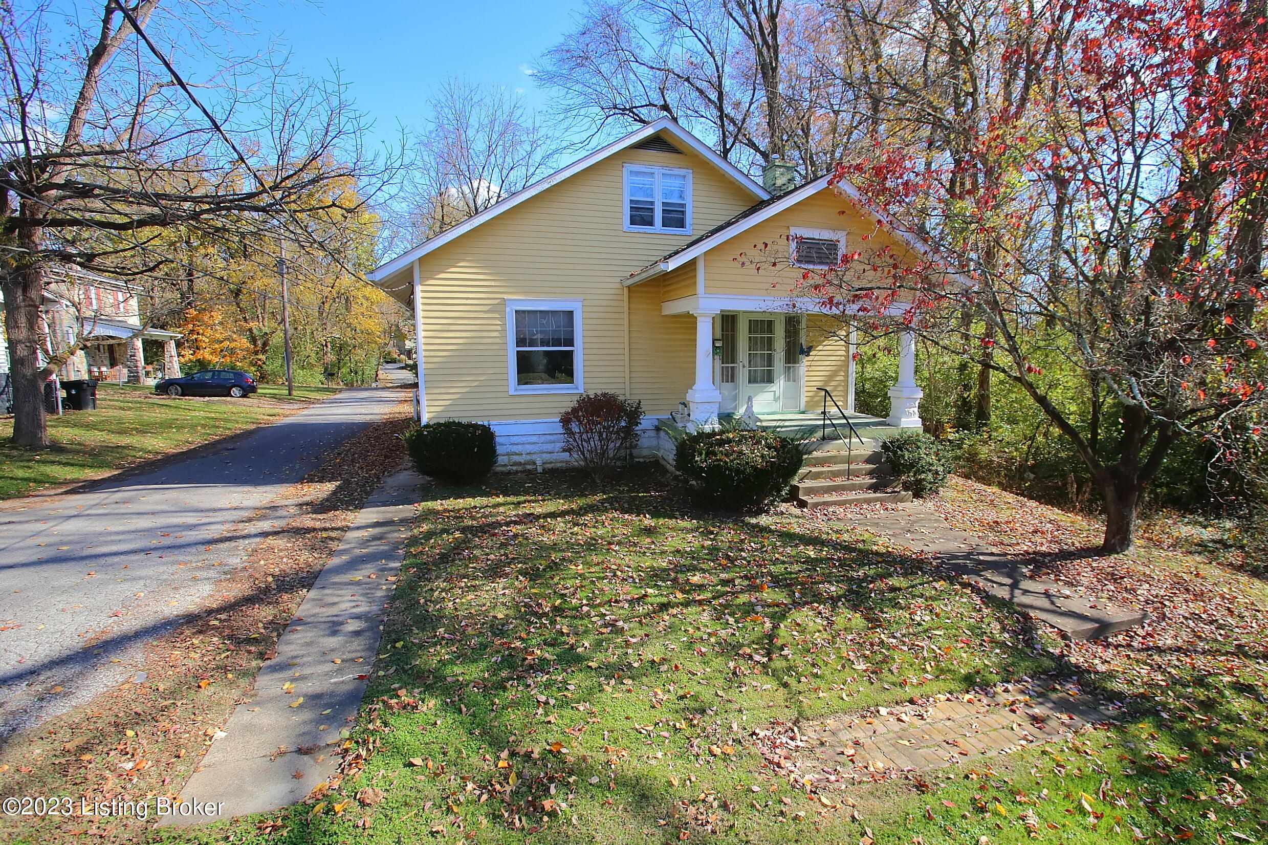 301 Saunders Ave
