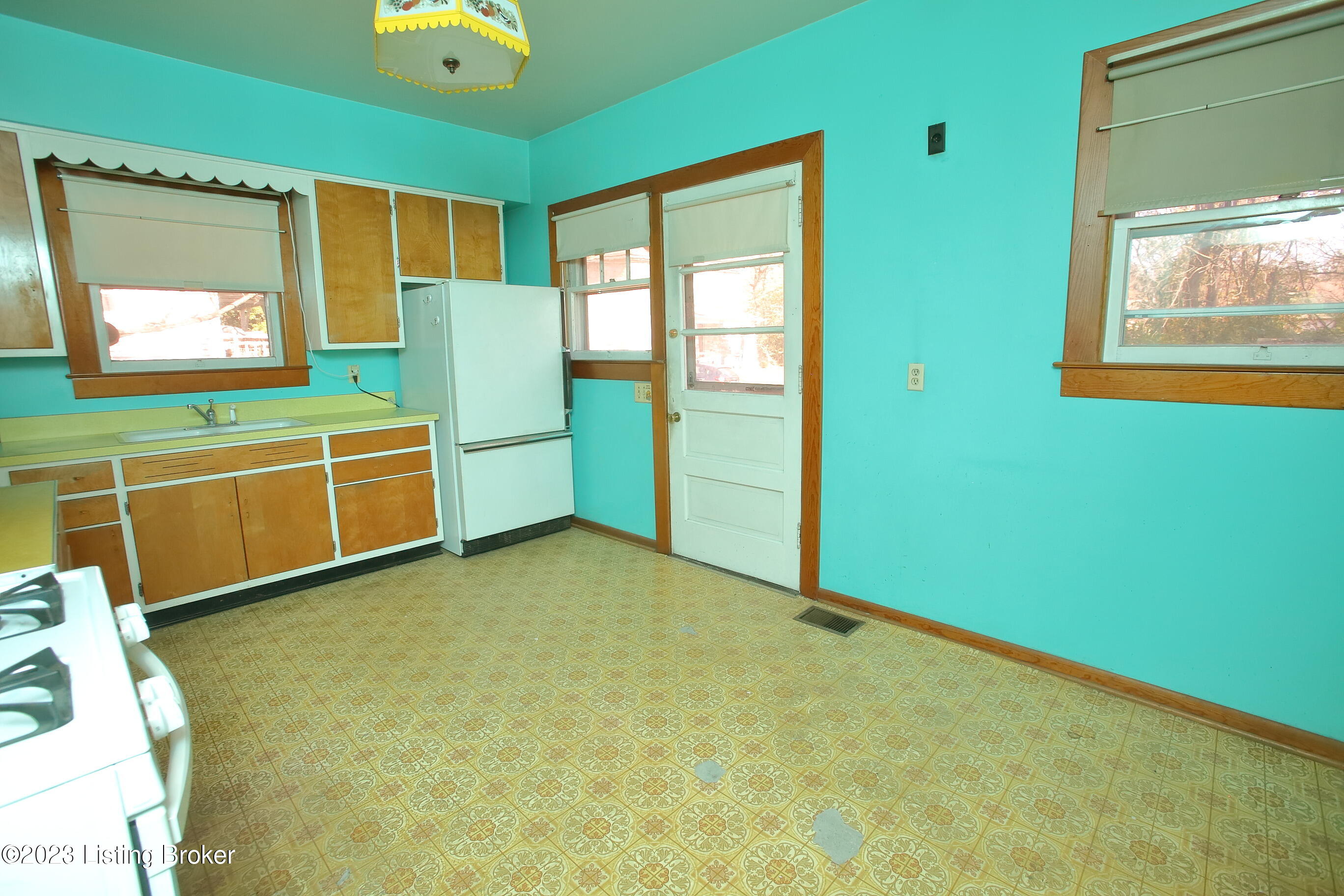 301 Saunders Ave