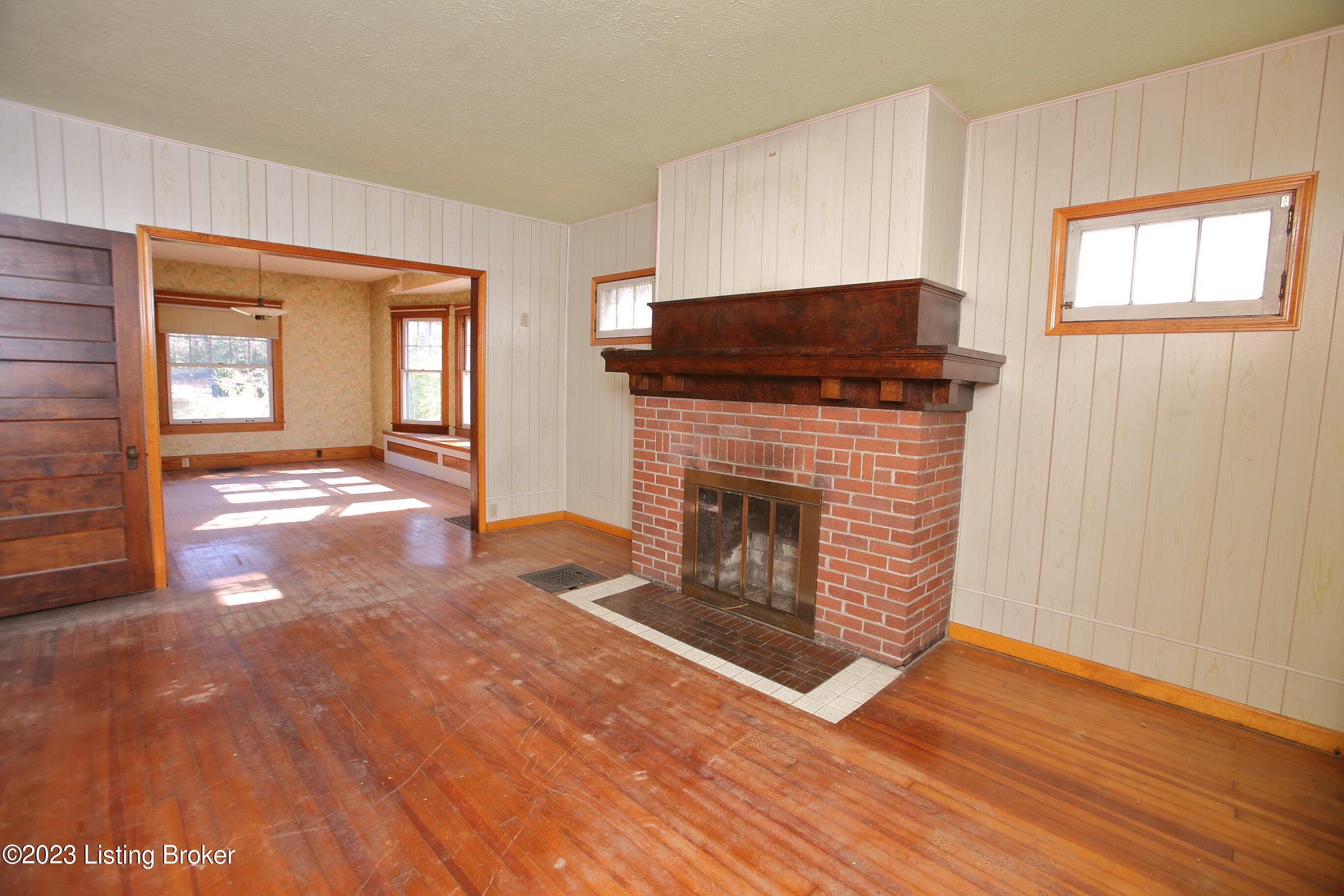 301 Saunders Ave