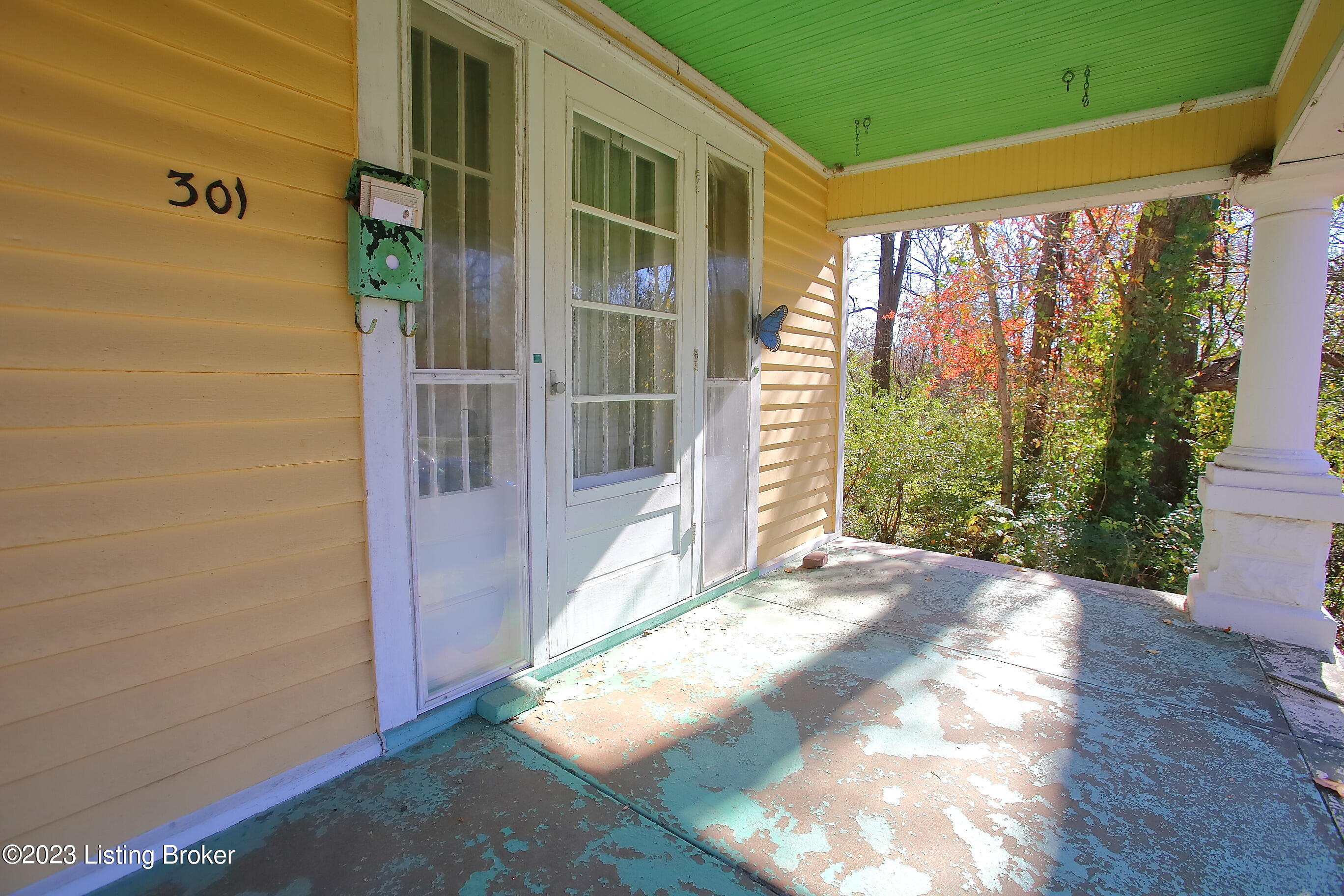301 Saunders Ave