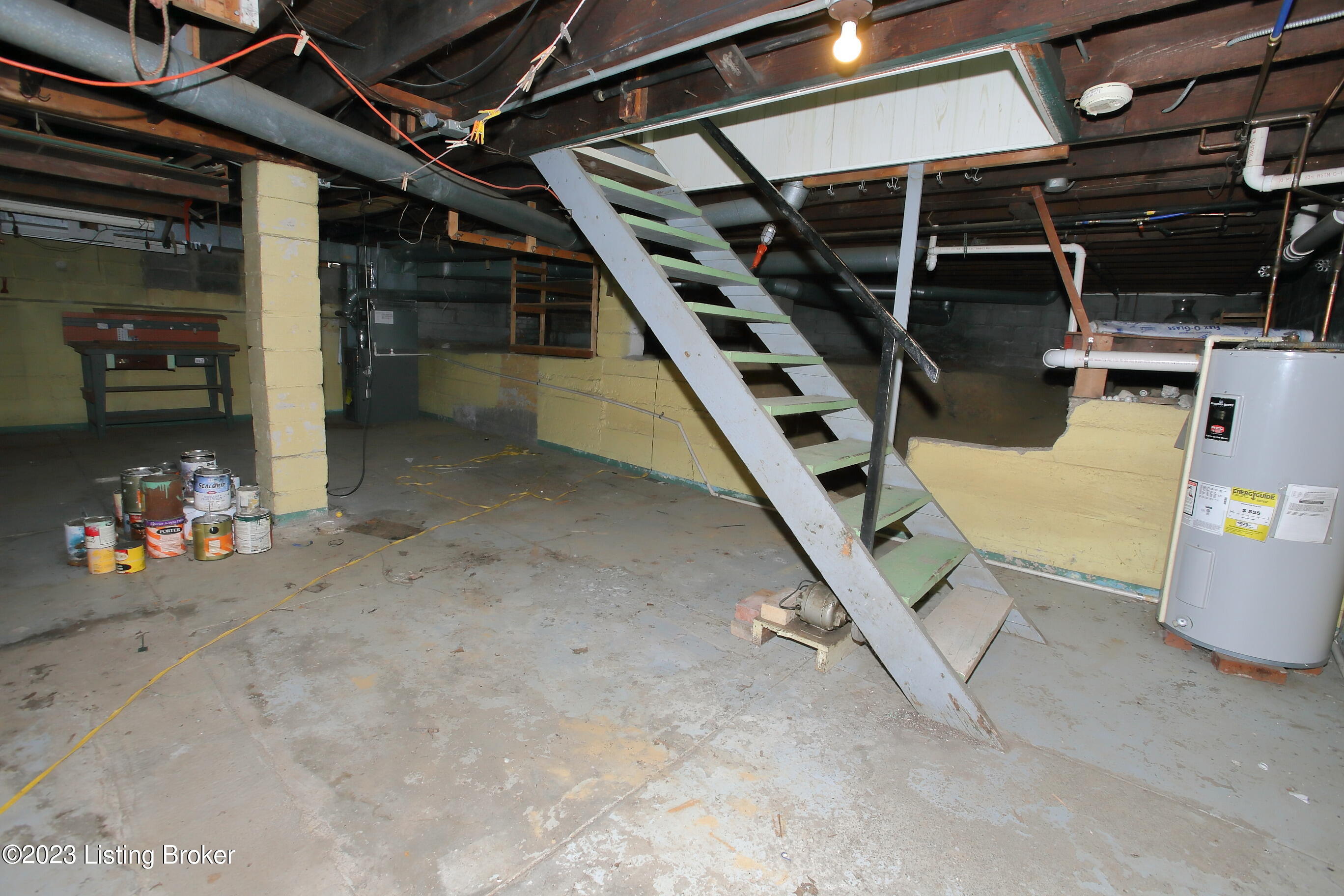 301 Saunders Ave