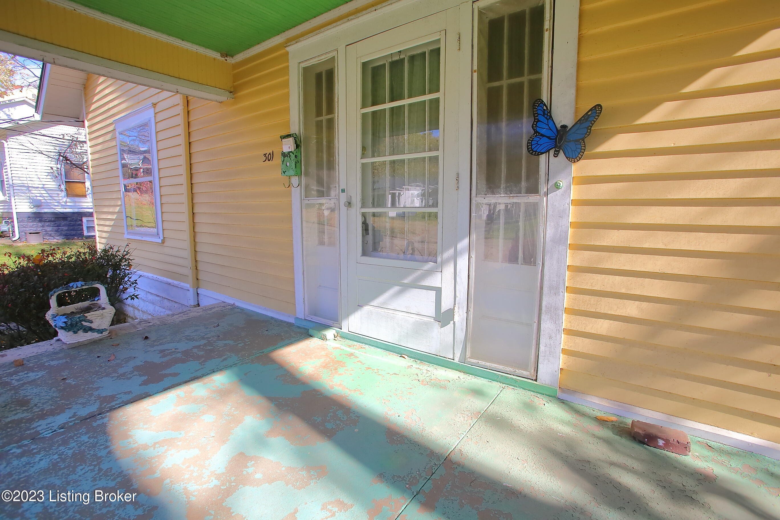301 Saunders Ave