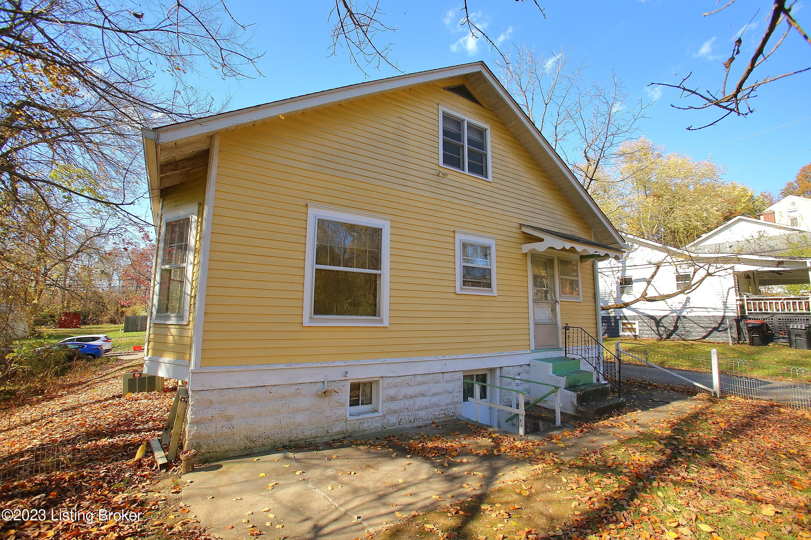301 Saunders Ave
