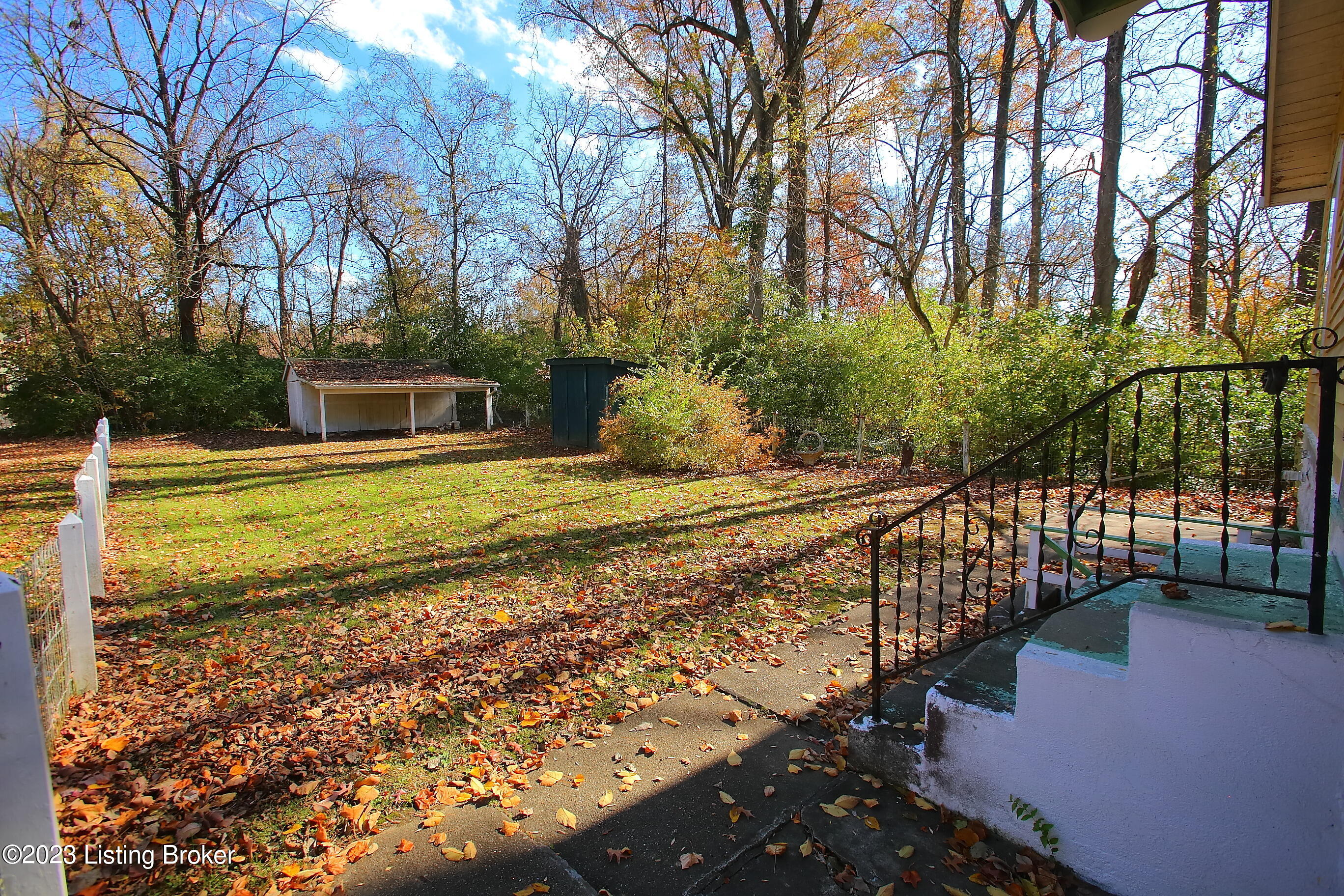 301 Saunders Ave