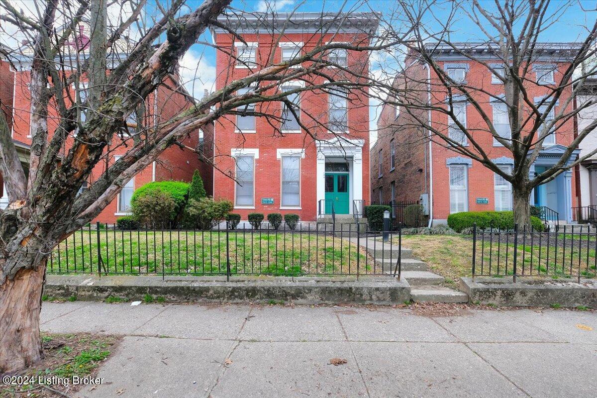 124 E Oak St, 1