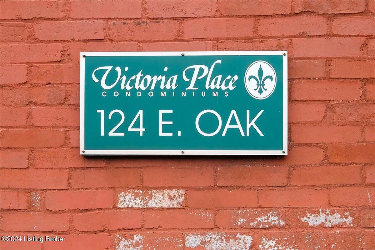 124 E Oak St, 1