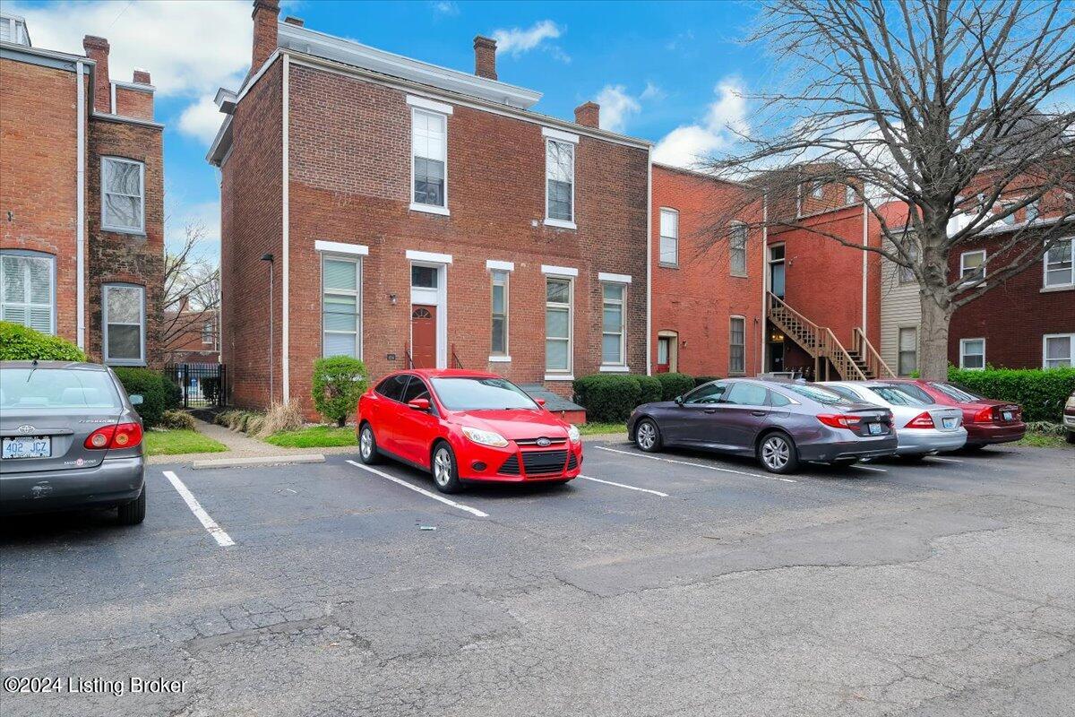 124 E Oak St, 1