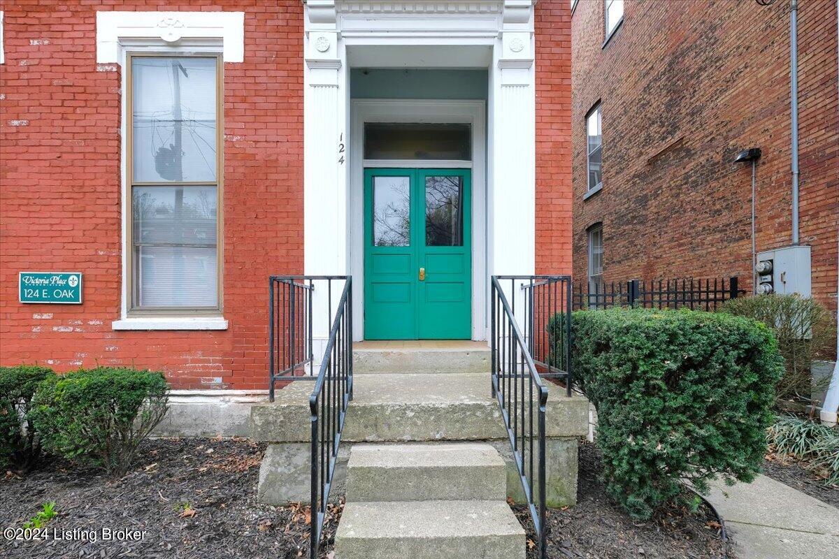 124 E Oak St, 1