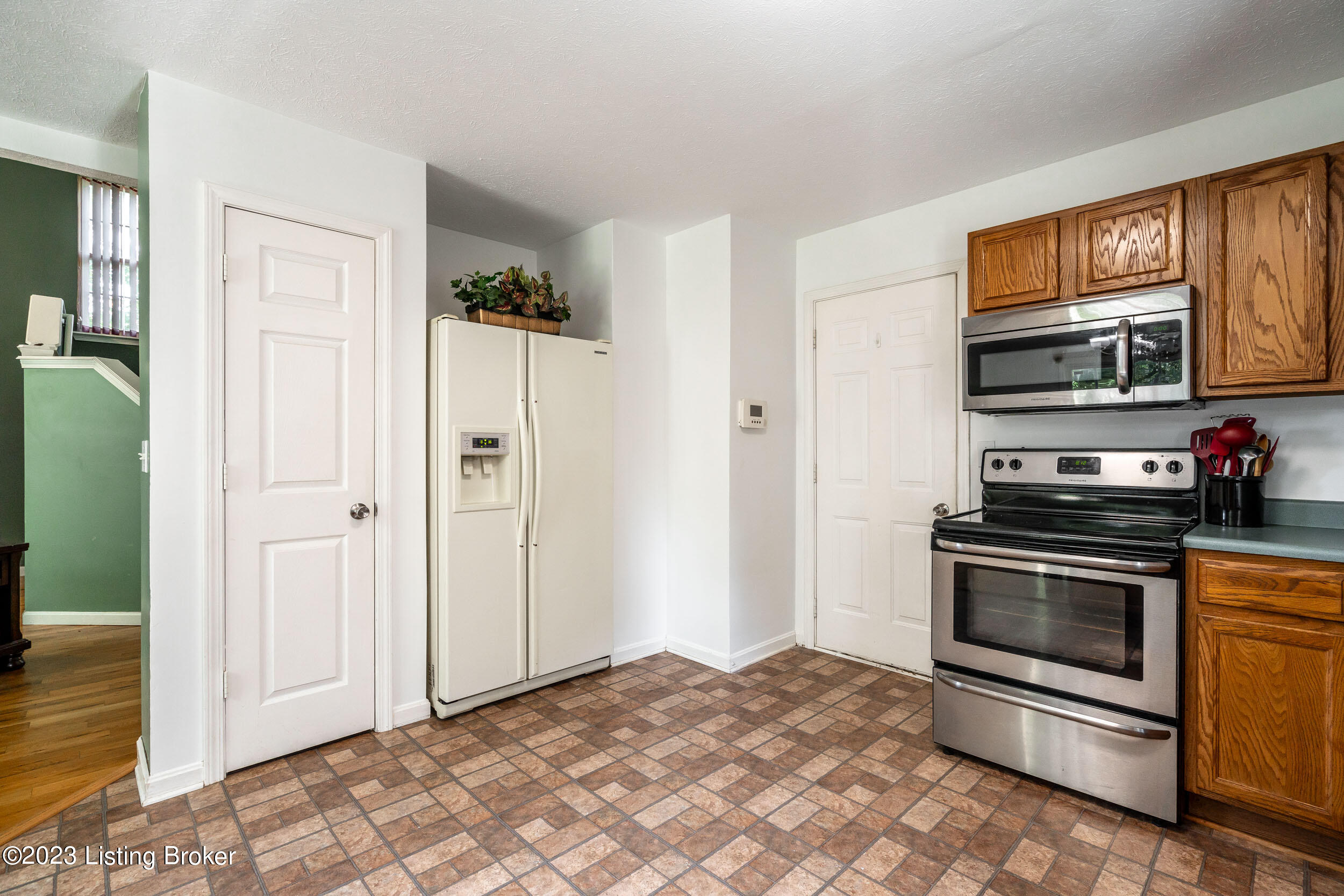 6502 Bridleview Cir