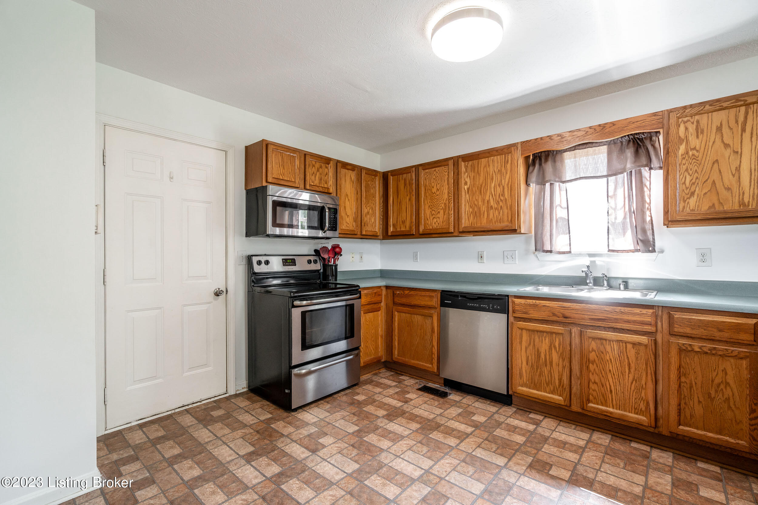 6502 Bridleview Cir