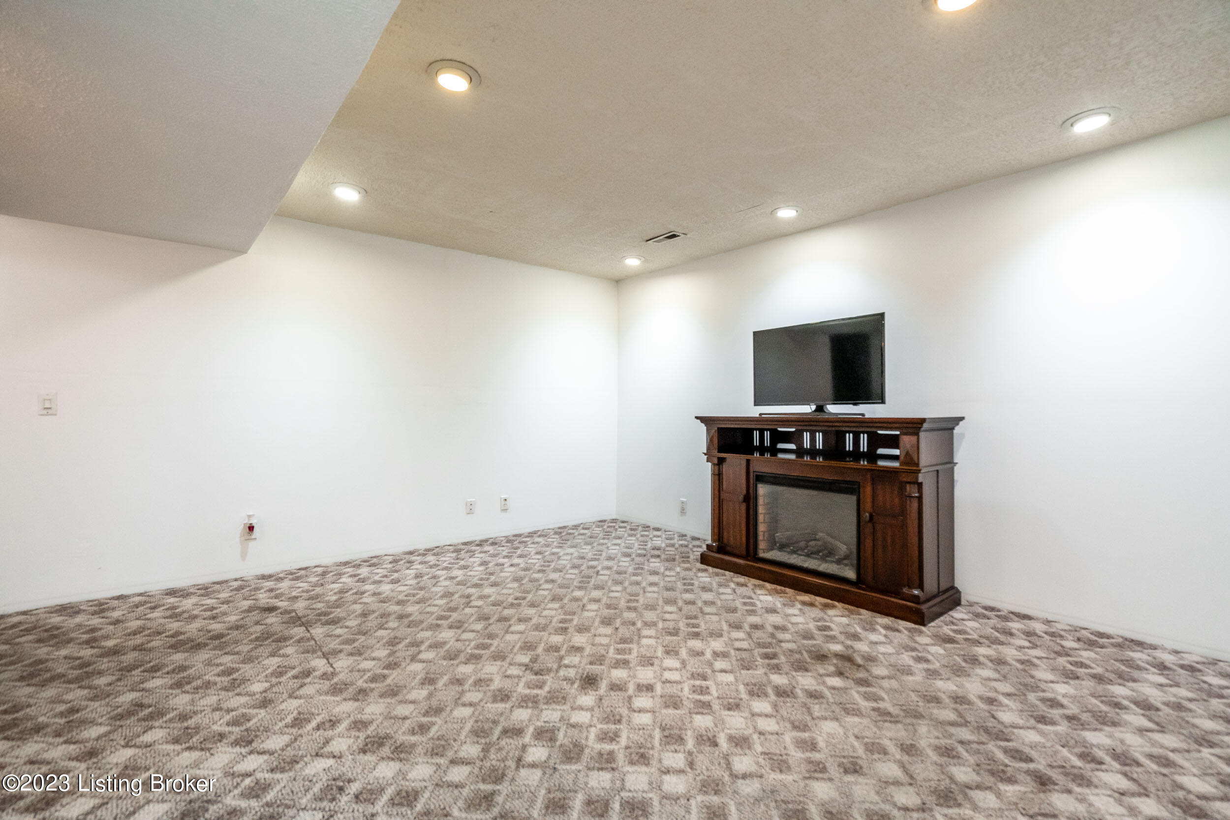 6502 Bridleview Cir