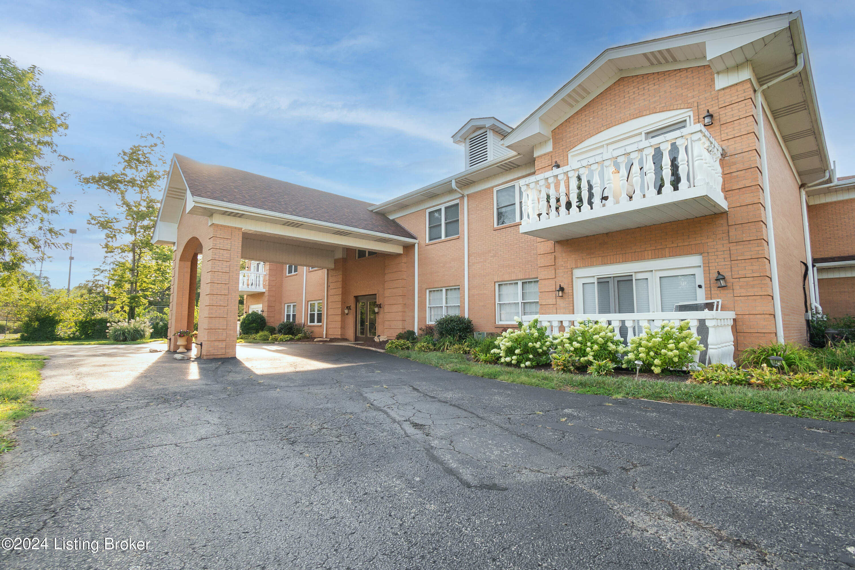 8625 Shelbyville Rd, 204