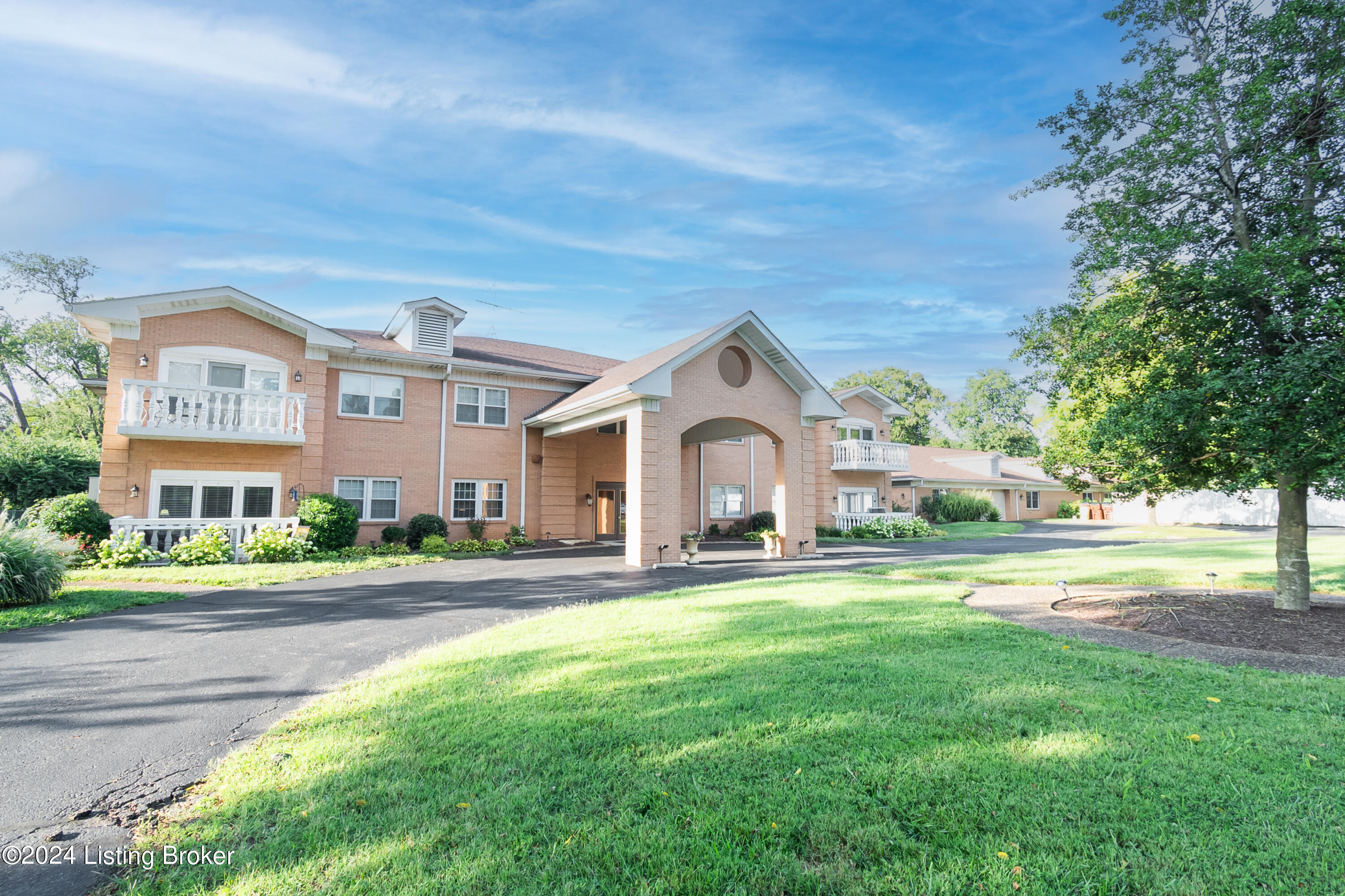 8625 Shelbyville Rd, 204