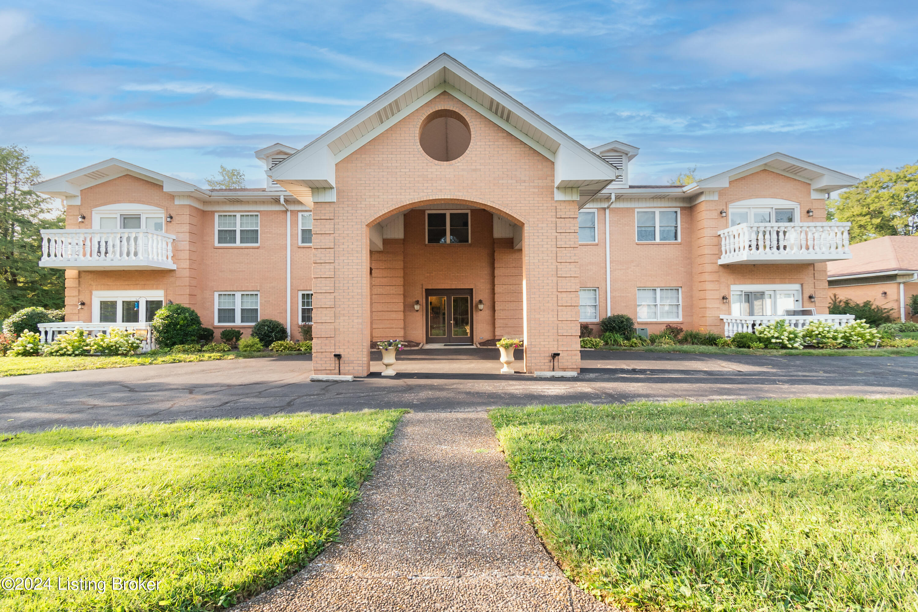 8625 Shelbyville Rd, 204