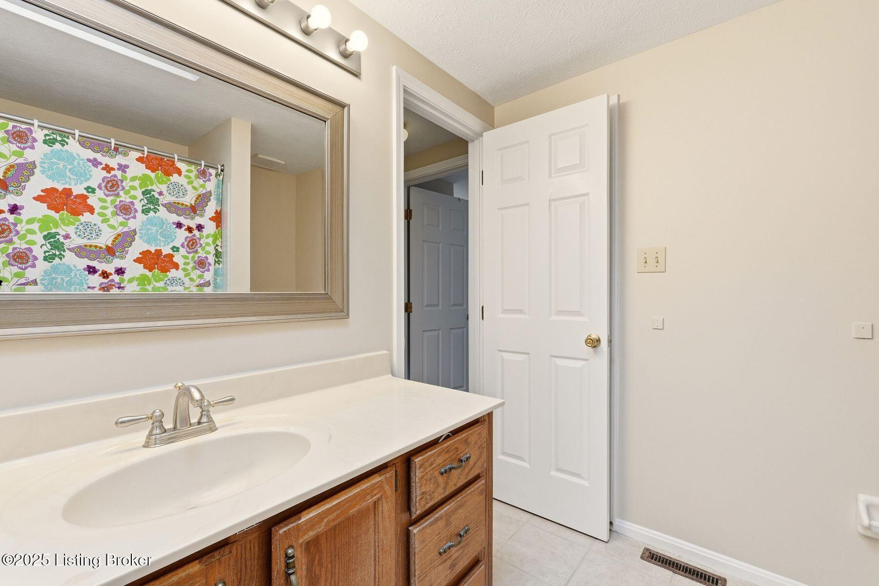 10100 Settlers Crest Ln