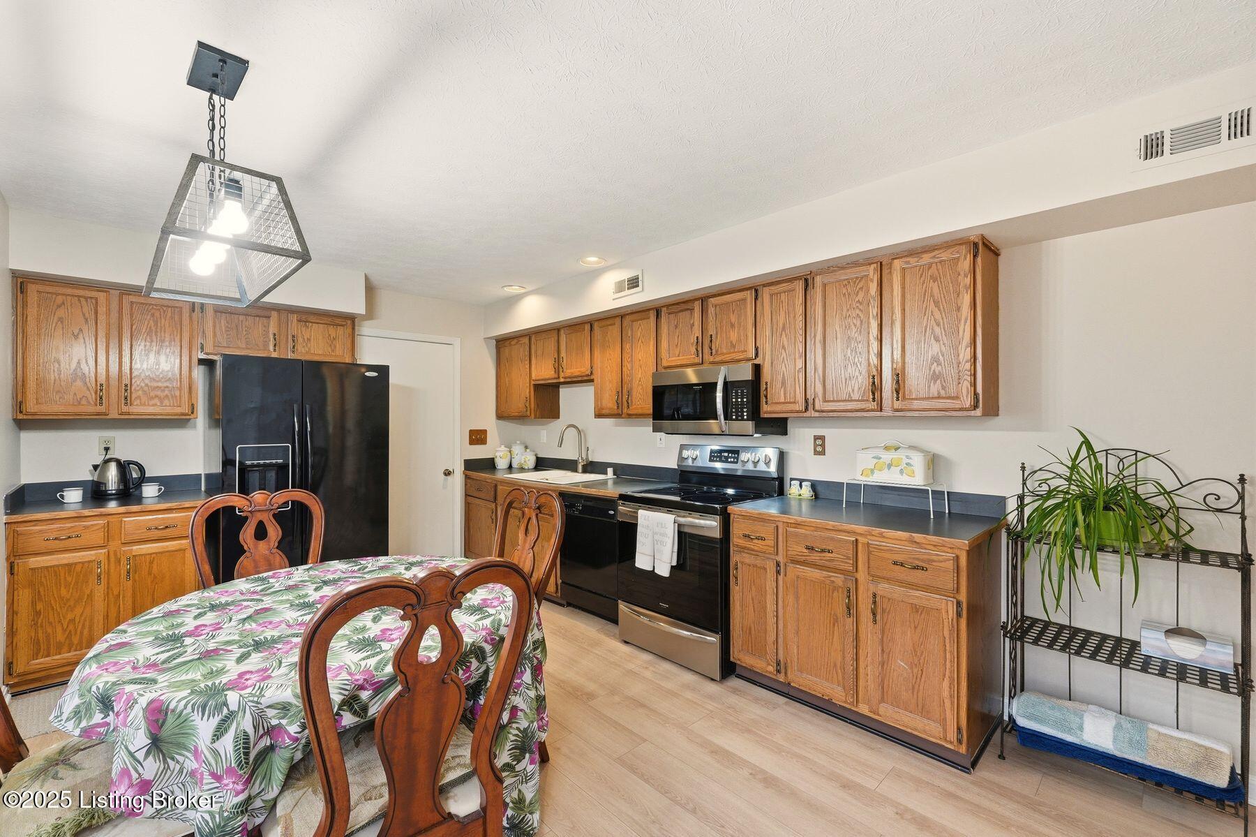 10100 Settlers Crest Ln