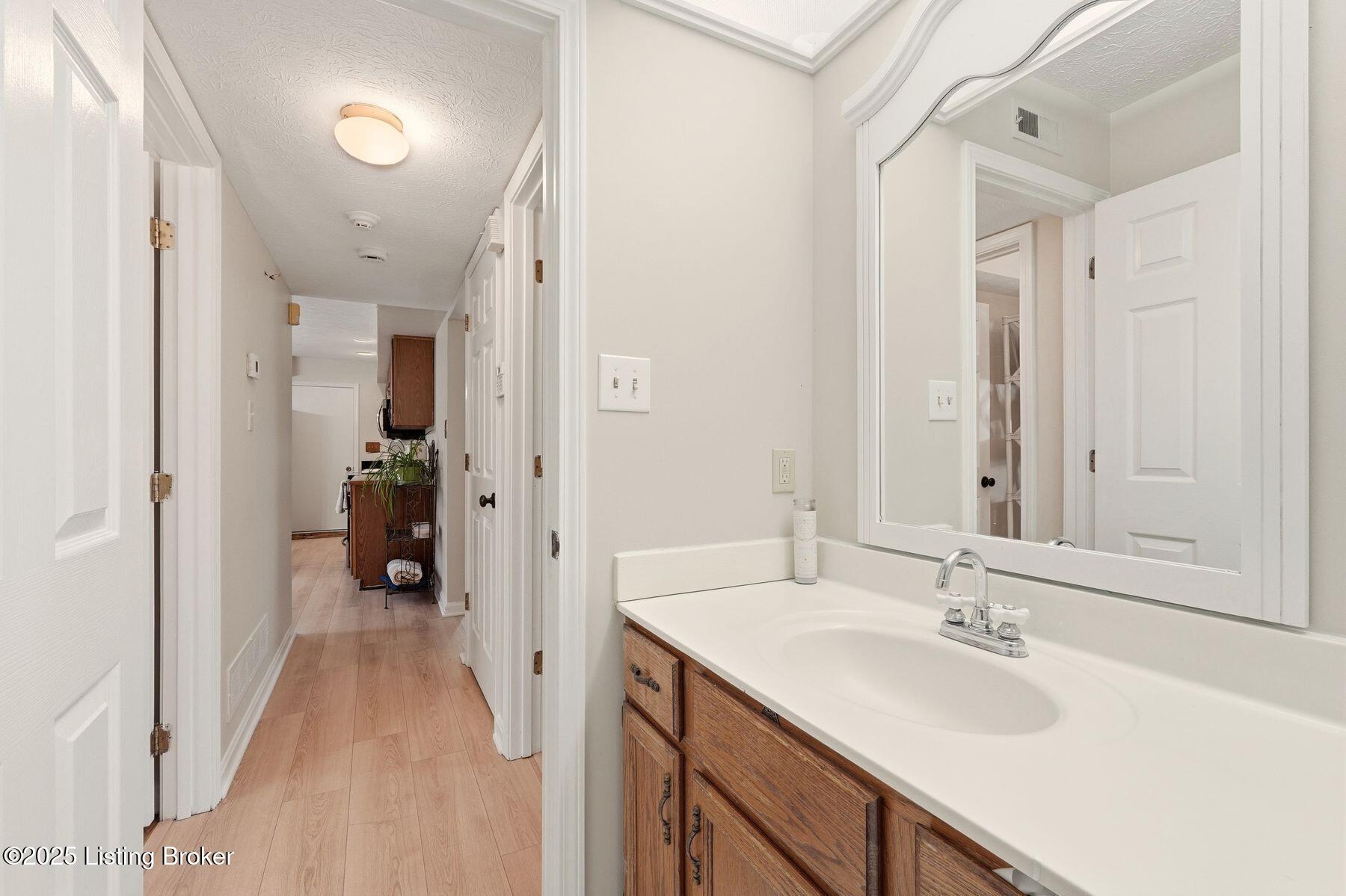 10100 Settlers Crest Ln