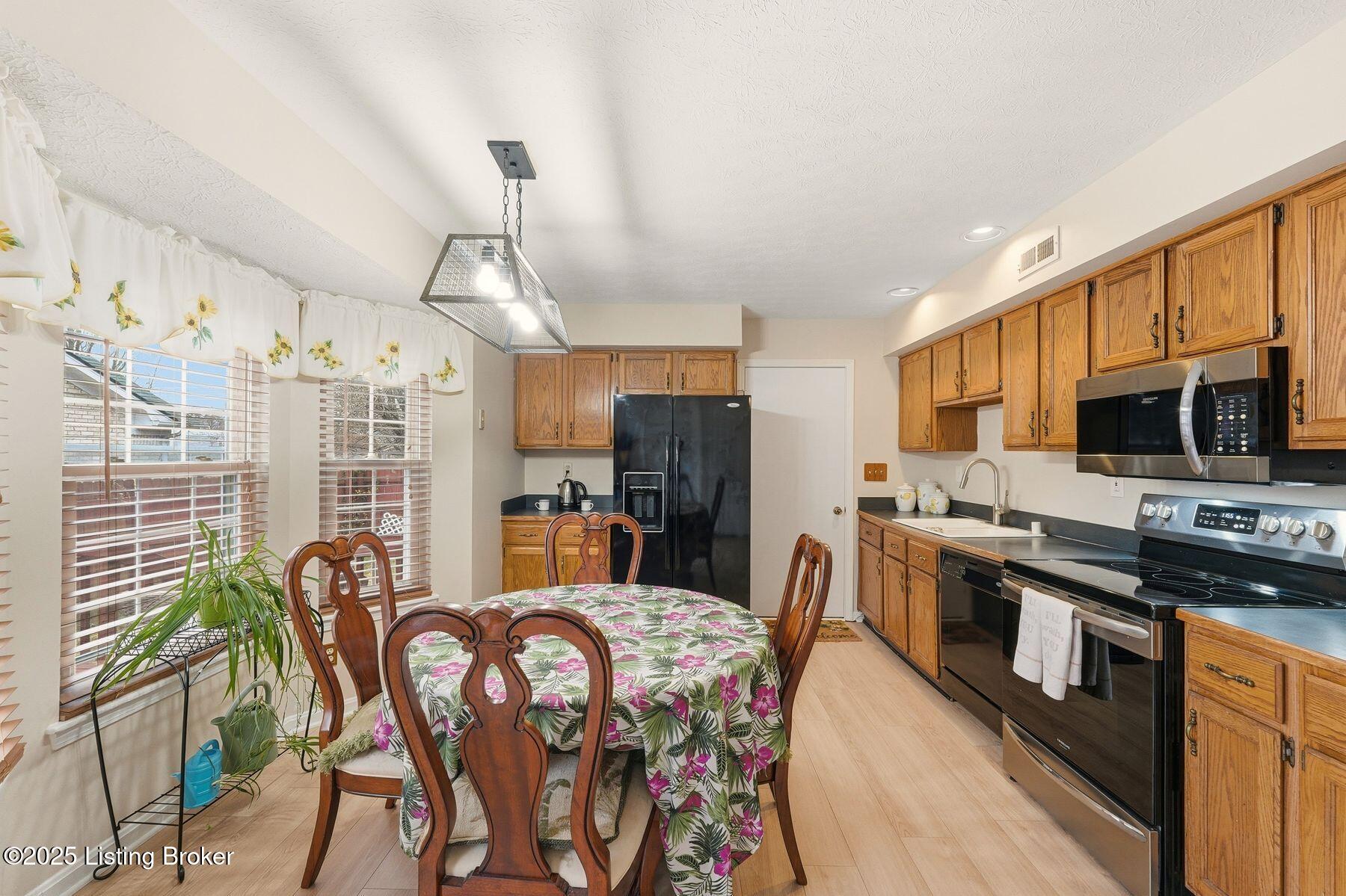 10100 Settlers Crest Ln